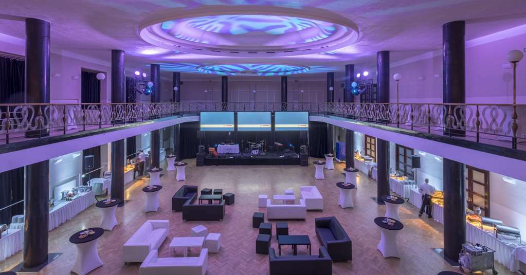 Hilton Praag